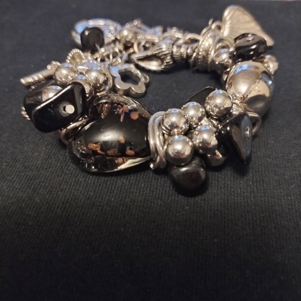 Set of 4 Vintage Chunky Bracelets - Picture 4 of 11